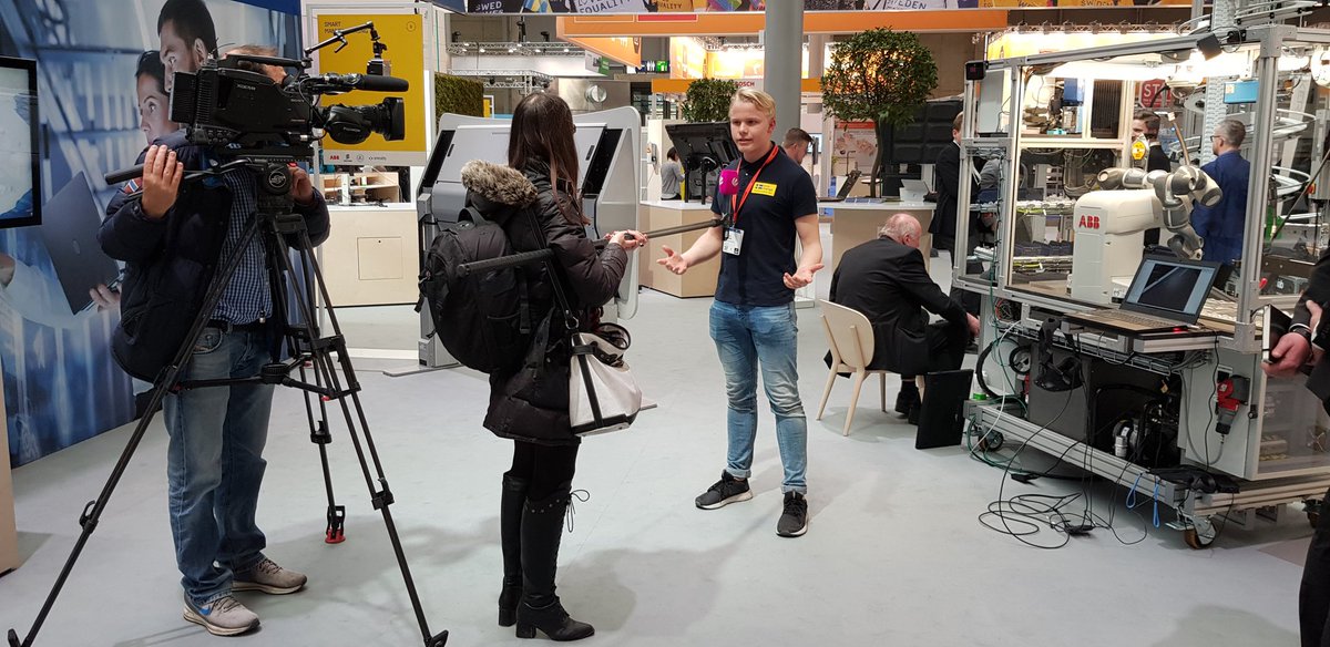 SmartaFabriker's tweet photo. Efter Merkel och Löfven fick eleverna som gör praktik @SmartaFabriker träffa prins Carl Philip följt av Matilda Ernkrans, ministern för högre utbildning och forskning samt tysk TV. #HM19 #HM19 #SwedenCoLab #SwedenHannover2019 #smartindustri https://t.co/fYSTajBLs8