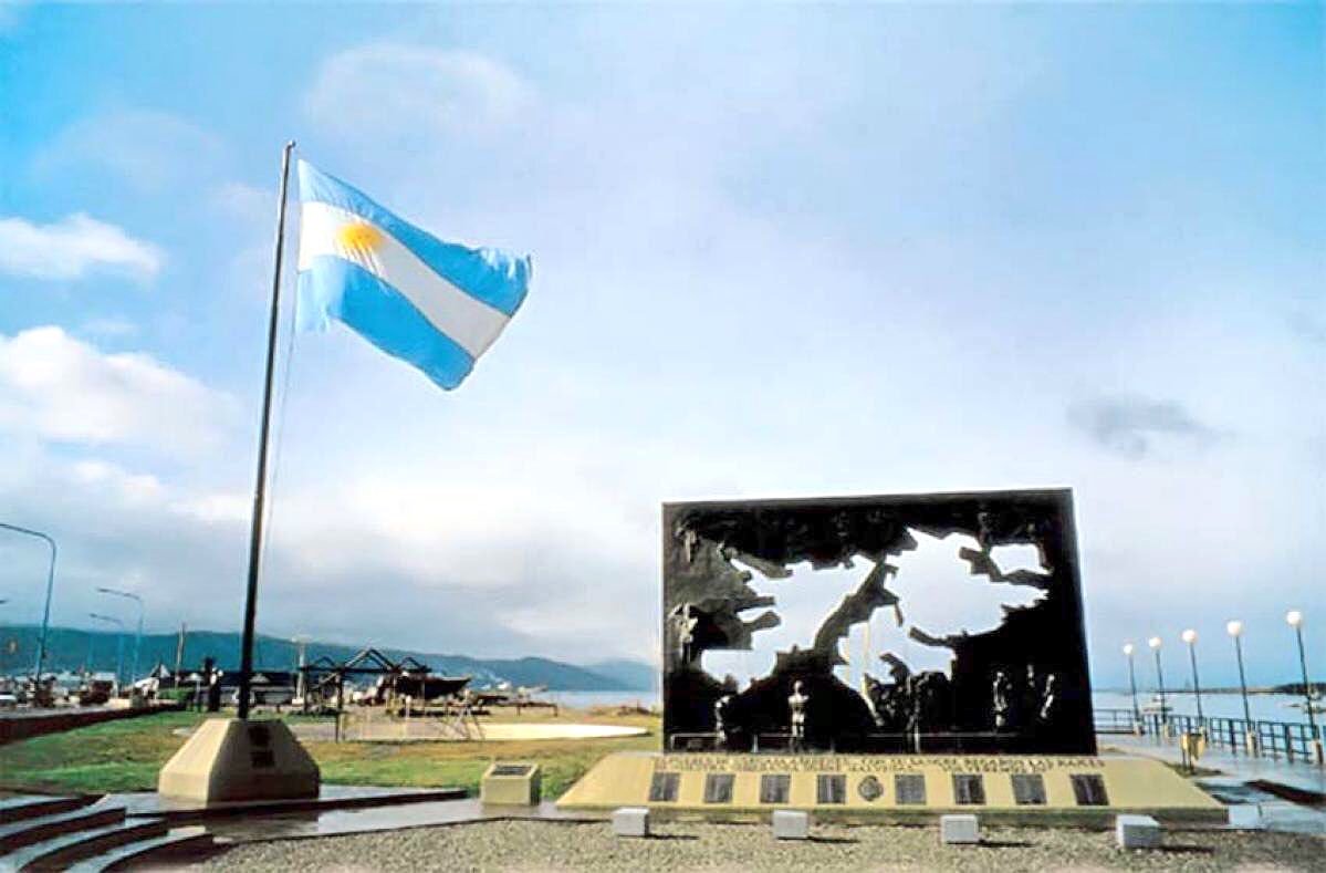 ceuntdf_feuf's tweet photo. #FEUF
#Vigilia
Invitamos a la comunidad universitaria a participar y acompañar a los excombatientes de Malvinas a la vigilia que se realizará en la plaza Malvinas. Nos vamos a encontrar a las 22:30 en Sarmiento y Maipu, en la esquina del excasino, para ir todes juntes. https://t.co/Sf71sd5PKV