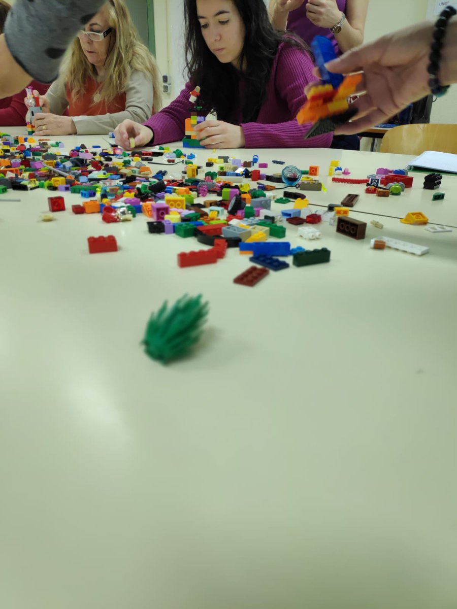 Lanzaderalegan2's tweet photo. Gracias a Raquel Gallo , por ofrecernos un #taller de Lego tan estupendo , en el que hemos hablado de la #autoestima, #quiensoy y como hacerle frente a los aspectos que tenemos que mejorar de nosotras mismas https://t.co/iY1gBTXQ9b