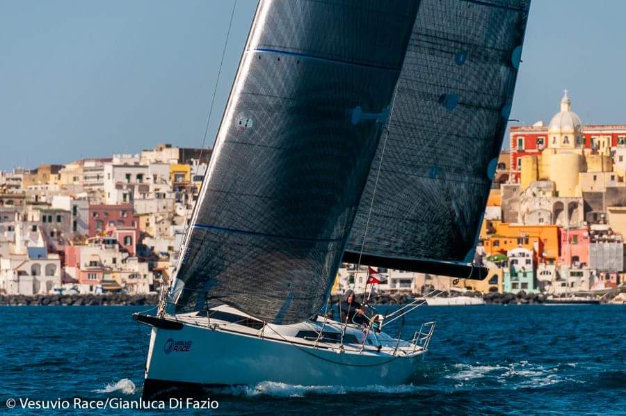 MilleniumSails's tweet image. Vesuvio Race 2019: Ottimi risultati per le imbarcazioni invelate Millenium!
🥇Vince in ORC overall Sexitoo, inventario 100% Arxe Carbon.
🥉Bronzo per TestaCuore, inventario 100% Monolithic.
🎖Quinta posizione per Endlessgame, inventario Arxe/Monolithic.
Congrats! #milleniumsails