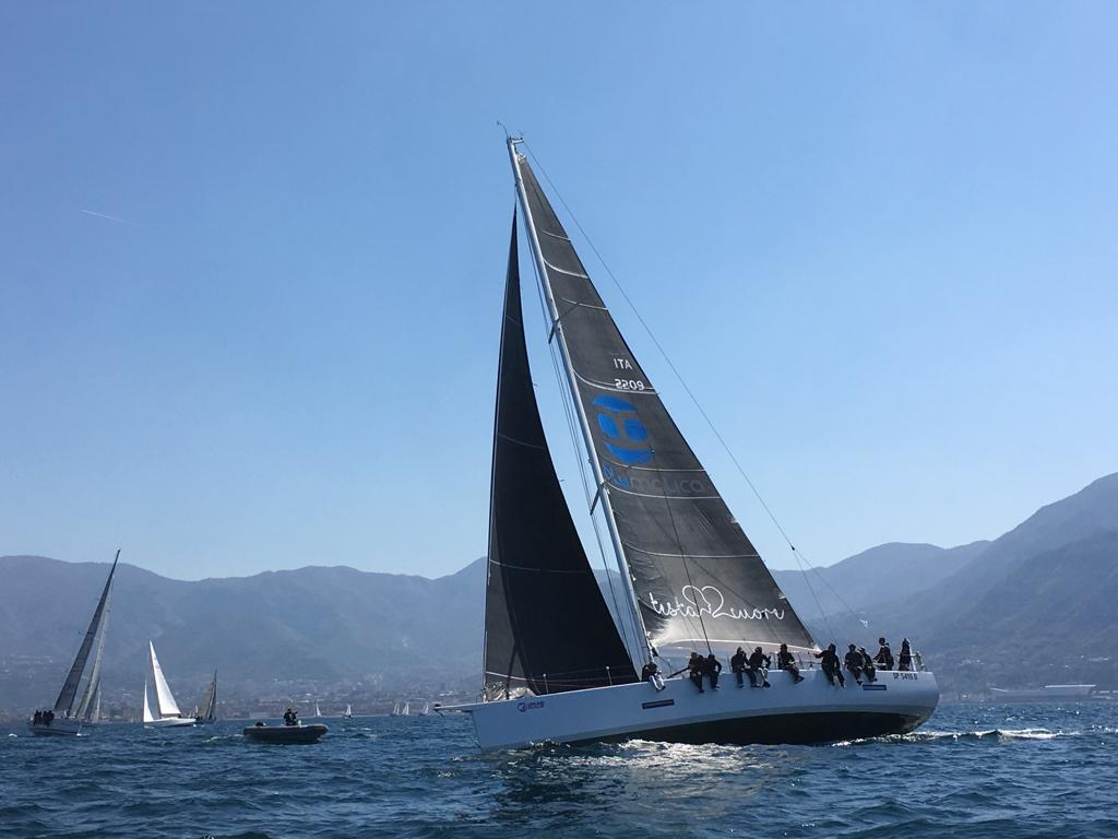 MilleniumSails's tweet image. Vesuvio Race 2019: Ottimi risultati per le imbarcazioni invelate Millenium!
🥇Vince in ORC overall Sexitoo, inventario 100% Arxe Carbon.
🥉Bronzo per TestaCuore, inventario 100% Monolithic.
🎖Quinta posizione per Endlessgame, inventario Arxe/Monolithic.
Congrats! #milleniumsails