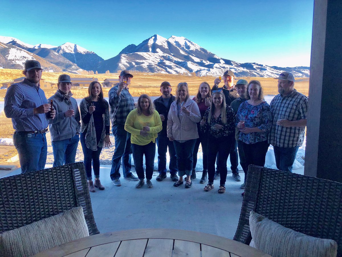 _haileypeterson's tweet image. What a weekend. 💍🏔 huge thank you to everyone who made our day so special! 💛 feeling very very blessed. ✨✨