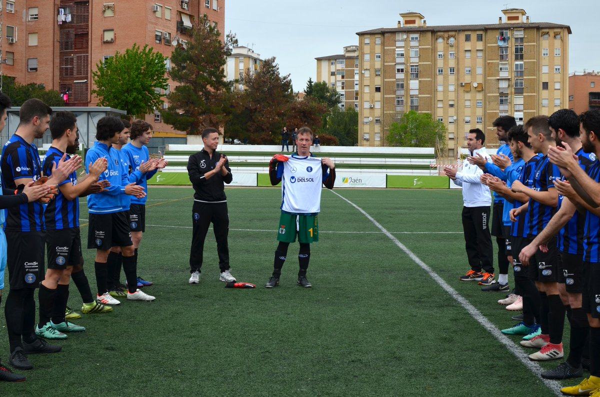 InterJaen's tweet photo. 👏🏻Señorío del @AtcoArjonilla que nos hizo el pasillo de campeón. Felicidades por la victoria y lo emotivo del partido, donde se despidió Zamora, guardameta arjonillero que además firmó un partidazo dejando su portería a cero. Se le homenajeó con pasillo y nuestra camiseta. #IJCF https://t.co/n9Ccl8gmpr