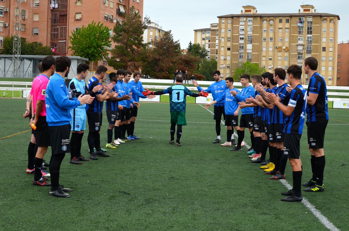 InterJaen's tweet photo. 👏🏻Señorío del @AtcoArjonilla que nos hizo el pasillo de campeón. Felicidades por la victoria y lo emotivo del partido, donde se despidió Zamora, guardameta arjonillero que además firmó un partidazo dejando su portería a cero. Se le homenajeó con pasillo y nuestra camiseta. #IJCF https://t.co/n9Ccl8gmpr