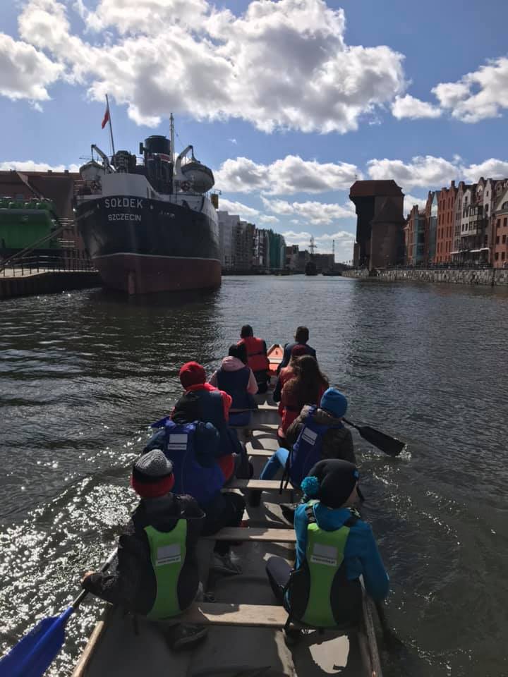 WSSE_Gdansk's tweet photo. W dniu dzisiejszym ponownie studenci z kierunku Pedagogika Sportu wraz z osobami towarzyszącymi mieli okazję pływać po Motławie na #SMOCZEJŁODZI 😍 Takie zajęcia tylko na naszej uczelni 😊 Zapraszamy serdecznie
#Gdańsk #uczelnia #Motława #uczelnia #pedagogika #sport #zarządzanie https://t.co/C1sIgOARLa