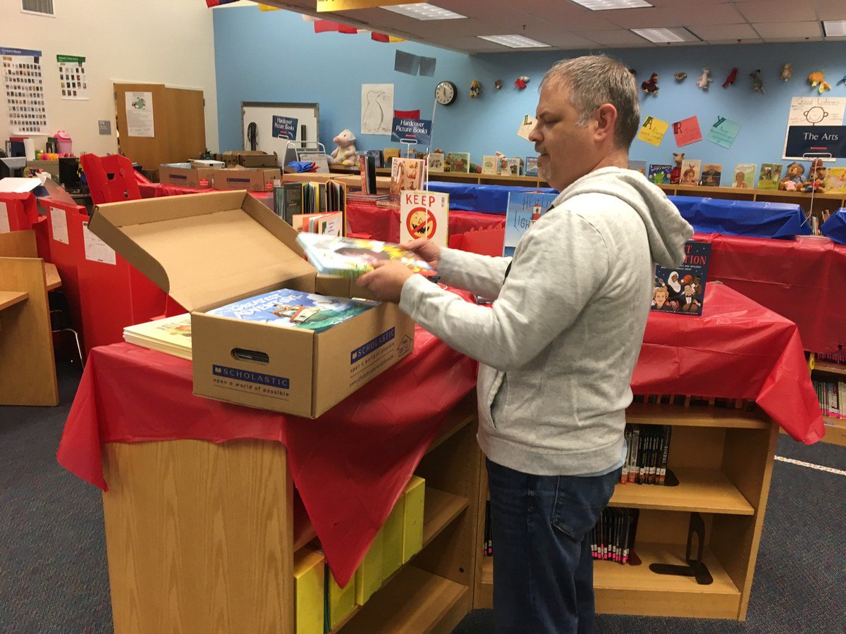 VPLiaison's tweet image. Thank you Mr. Zeller for your hard work and dedication to the students at Long Branch Elementary School.     #APSGetInvolved #NationalVolunteerMonth