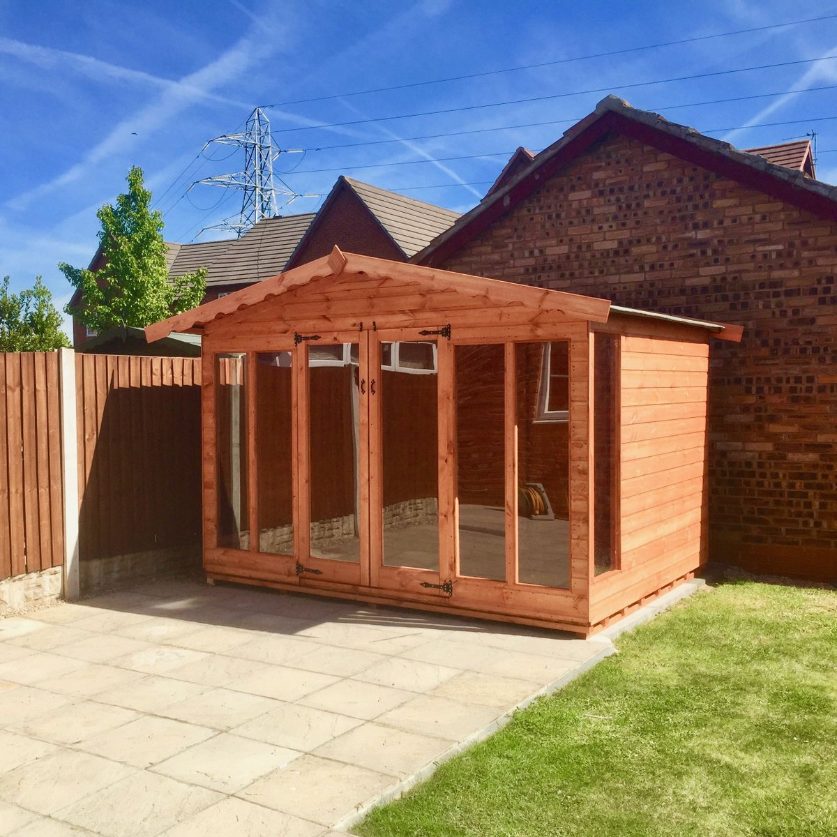 The Atlas Apex Garden Room is a great asset to any garden especially for those long summer days but also as a quiet retreat at any time of the year. 
.
.
#summer #gardenroom #greenretreat #greenoffice #gardenoffice