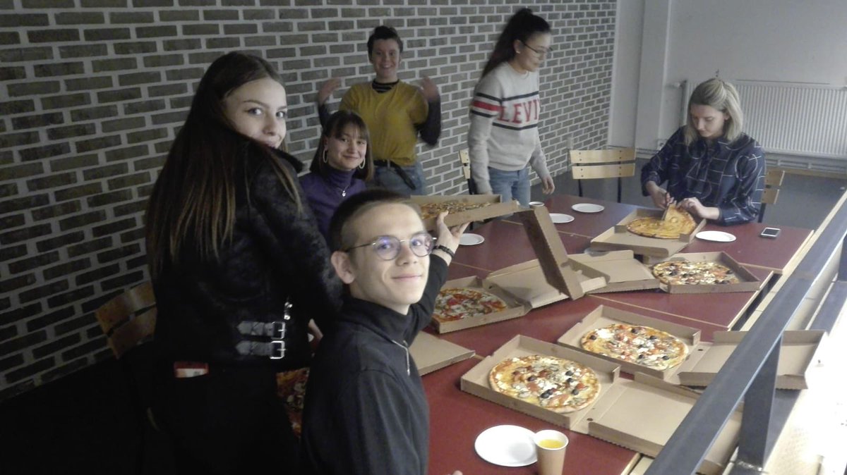 StDenisAnnonay's tweet photo. Des nouvelles de notre délégation française en Suède dans le cadre du projet Erasmus... les élèves sont ravis de leurs premiers jours 😃
🇪🇺🇳🇴🇫🇷🇧🇬🇮🇹🇸🇪🇩🇪🇪🇺 #Erasmus #ErasmusPlus #suede @gen_erasmus @EUErasmusPlus @ErasmusplusFR @UEFrance @StDenisAnnonay @VilleAnnonay https://t.co/cYIiUVMeQW