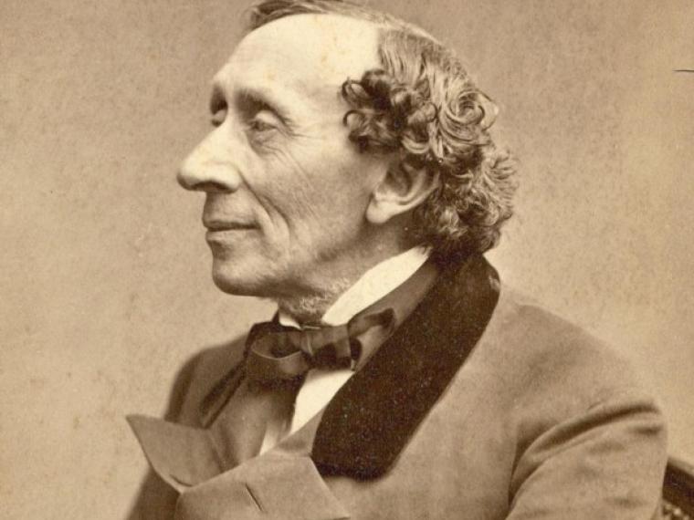 El 2 de abril de 1805 nacía Hans Christian Andersen, escritor danés, famoso por sus cuentos para niños, entre ellos El patito feo, La sirenita y La reina de las nieves. Desde 1967, se celebra el 2 de abril el Día Internacional del Libro Infantil y Juvenil en su honor.