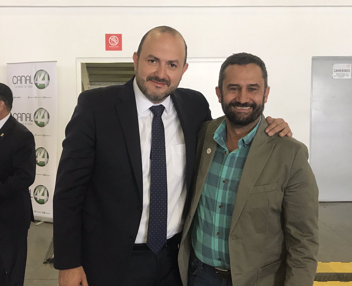 sergio_grafm's tweet photo. A mi estimado amigo desde tiempos de @Cutonala_udg, @rvillanueval, éxito en esta nueva encomienda como #RectorUdeG. Estoy seguro de que tu capacidad y visión engrandecerán a la @udg_oficial. Celebro la iniciativa de que el 2020 sea el año de la transición energética en la UdeG. https://t.co/qmVibmpxH7