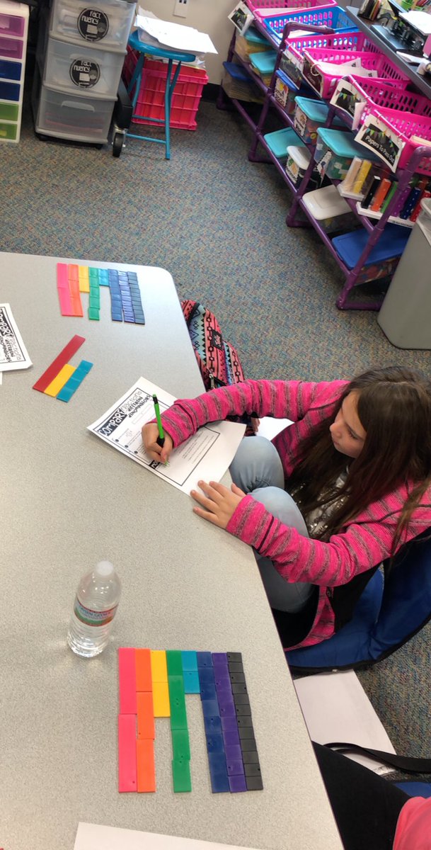 MariaMacedo00's tweet image. Mrs. Robbins class is comparing fractions with different denominators. #fractiontalks #CelebratingCentral #EmpoweringWildcats