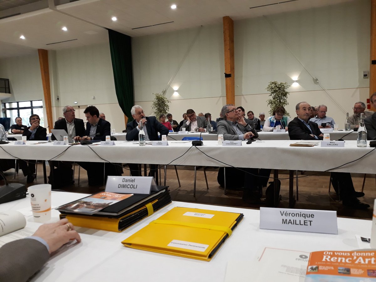 veromaillet's tweet photo. Commission permanente de @AngersAgglo à #RivesDuLoirEnAnjou une commune nouvelle aux charmes multiples!
#Tourisme #NovArt  #MarindEauDouce #ACheval
Et plein de spots 📸 https://t.co/15Zo5cijbP