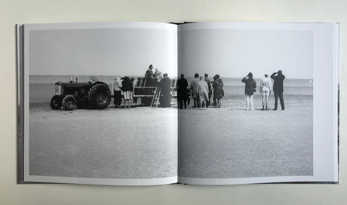Net verschenen: ‘Tijd van toen – #Schiermonnikoog in de jaren 60 en 70’. Zwart wit 📷fotoboek van #BoukeHenstra en korte verhalen. Het retro ontwerp maakte ik i.o.v. #UitgeverijLouise.