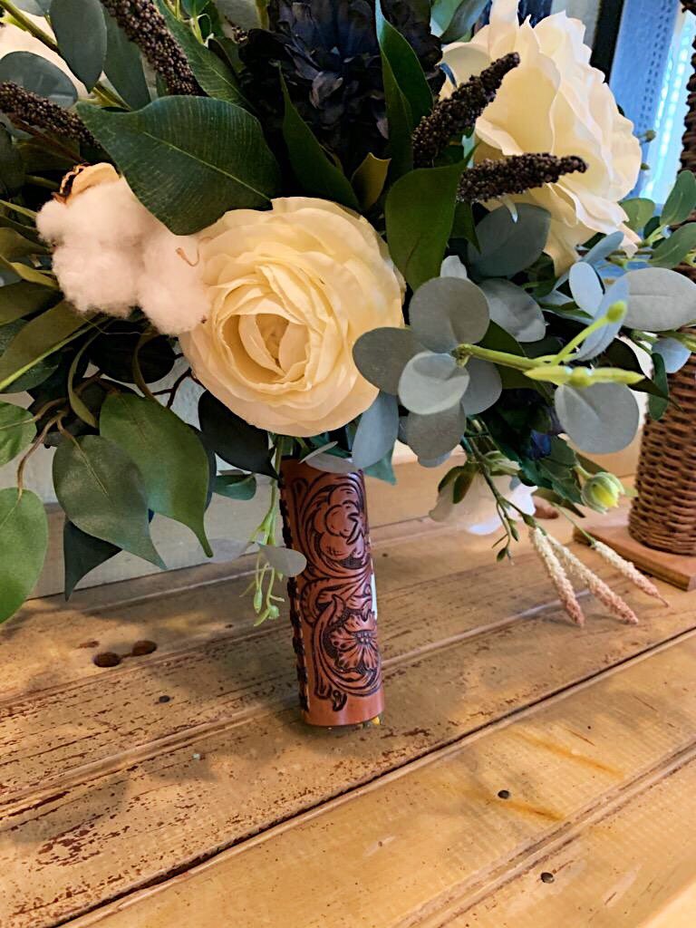 BluEyedBison's tweet photo. 🤵👰 https://t.co/l5KAItkCVw