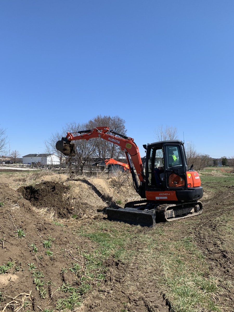 DeweyMann309's tweet photo. Beautiful day for #equipmentoperation at #Waterman Ag and Natural Resource Laboratory. #handson #operation #crosstrain #management #jobs #safetyfirst #ASM3360 #mymajorscooler @OhioStateFABE @CFAES_OSU @KubotaTractor @ColumbusEquip https://t.co/H2RXqGKsIb