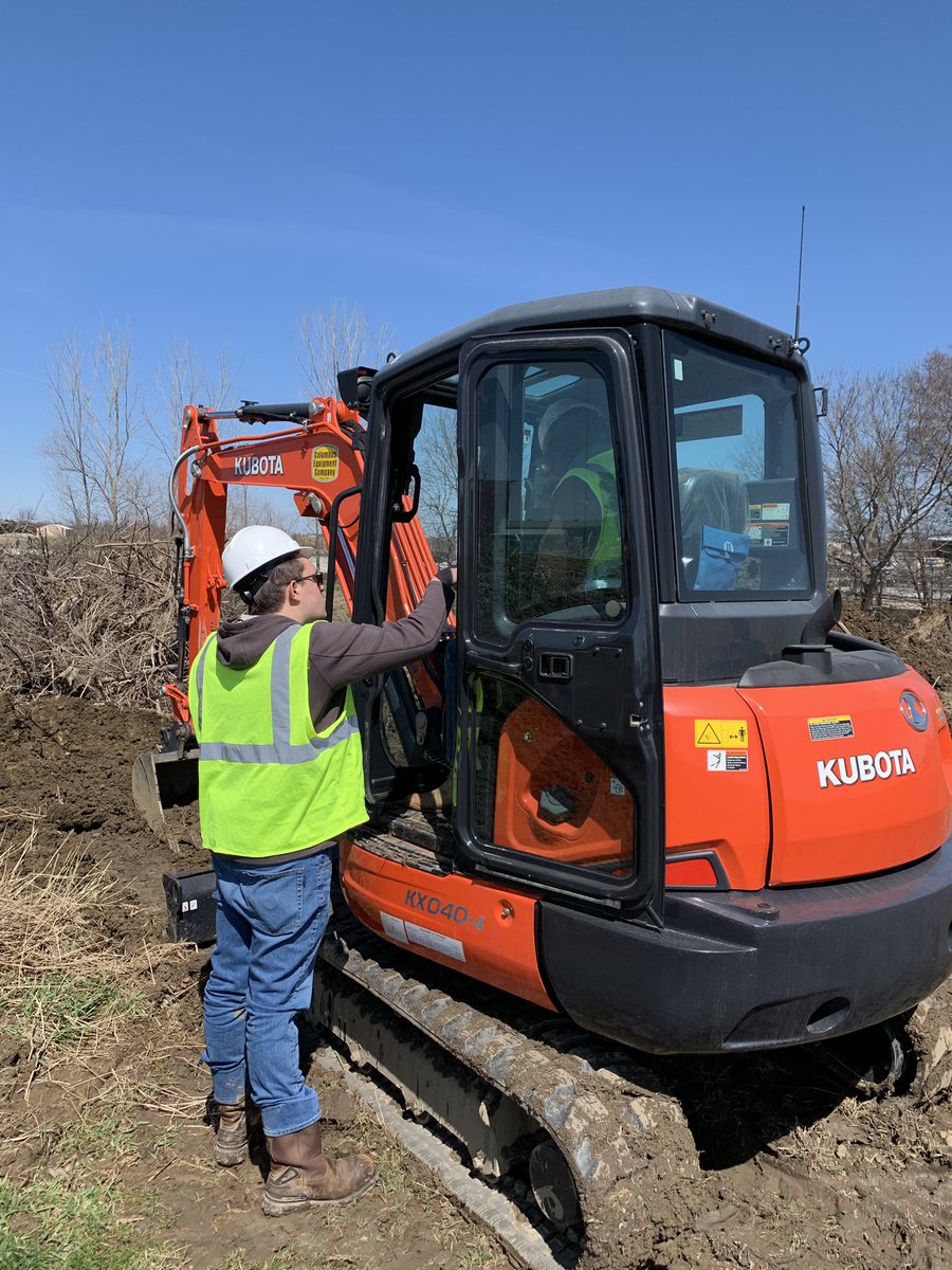 DeweyMann309's tweet photo. Beautiful day for #equipmentoperation at #Waterman Ag and Natural Resource Laboratory. #handson #operation #crosstrain #management #jobs #safetyfirst #ASM3360 #mymajorscooler @OhioStateFABE @CFAES_OSU @KubotaTractor @ColumbusEquip https://t.co/H2RXqGKsIb