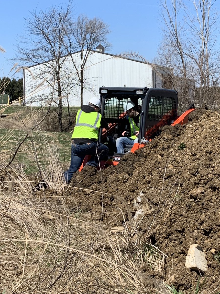 DeweyMann309's tweet photo. Beautiful day for #equipmentoperation at #Waterman Ag and Natural Resource Laboratory. #handson #operation #crosstrain #management #jobs #safetyfirst #ASM3360 #mymajorscooler @OhioStateFABE @CFAES_OSU @KubotaTractor @ColumbusEquip https://t.co/H2RXqGKsIb