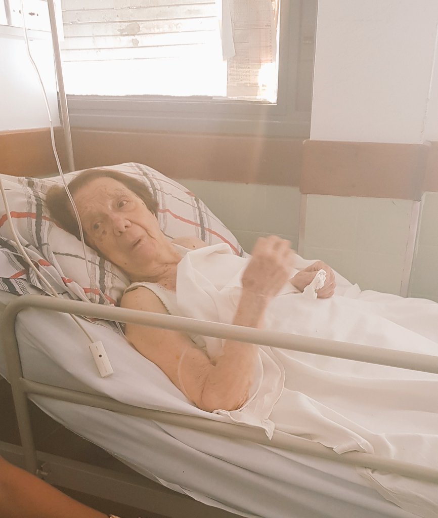 emifum's tweet photo. A 5 días de la caída e internación de Nelly, todavía PAMI no pidió la placa para operarla. 
Ella sigue esperando.
Ellos también esperan, pero que se muera.
#abuelaNelly https://t.co/F8kS82hEaL