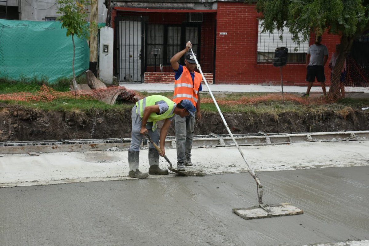gustavomenendez's tweet photo. Supervisamos la obra del entubamiento del Arroyo Torres y la pavimentación de la calle Almirante Brown. Son dos obras que hacen falta hace muchos años y le mejoran la vida a miles de vecinos ! Vamos a seguir trabajando así que falta poco ! #JuntoAlVecino @MerloGob https://t.co/UkRClLJsWE