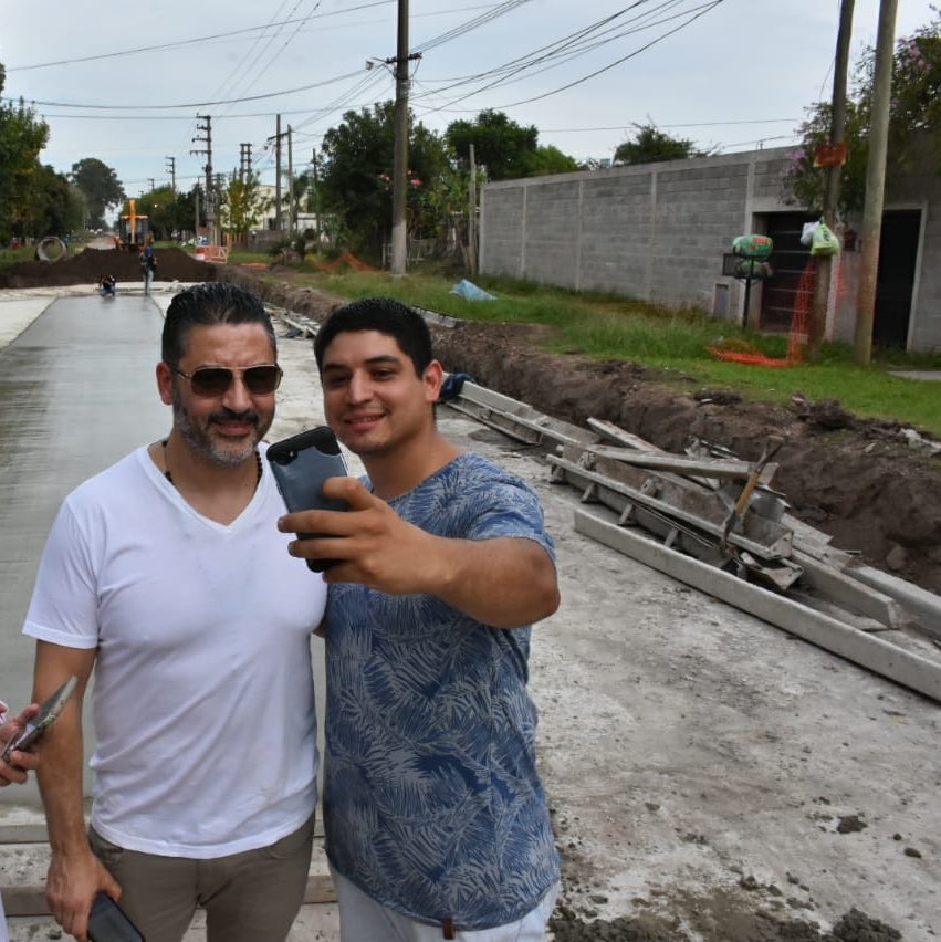 gustavomenendez's tweet photo. Supervisamos la obra del entubamiento del Arroyo Torres y la pavimentación de la calle Almirante Brown. Son dos obras que hacen falta hace muchos años y le mejoran la vida a miles de vecinos ! Vamos a seguir trabajando así que falta poco ! #JuntoAlVecino @MerloGob https://t.co/UkRClLJsWE