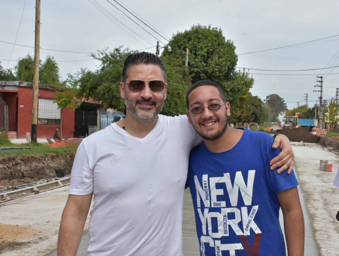 gustavomenendez's tweet photo. Supervisamos la obra del entubamiento del Arroyo Torres y la pavimentación de la calle Almirante Brown. Son dos obras que hacen falta hace muchos años y le mejoran la vida a miles de vecinos ! Vamos a seguir trabajando así que falta poco ! #JuntoAlVecino @MerloGob https://t.co/UkRClLJsWE