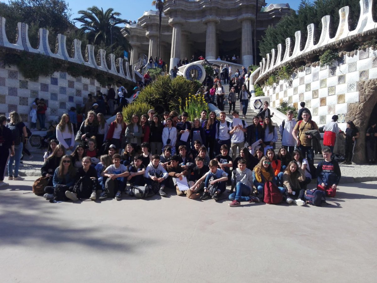 PadreDamianSSCC's tweet photo. Jocs de coneixement 👂💬, dinàmiques amb diferents grups de l'escola 👩‍🎨👩‍💻✍️ i gimcana per descobrir el @parkguell 🦎! Aquest ha estat el dilluns que hem pogut compartir amb els alumnes 🇲🇫 de Saint Pierre Lebisey que participen en #intercanvicaenpd #aprenentatges #2nesopd #3resopd https://t.co/tQIa3fCO9h