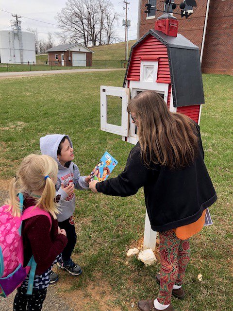 MD_Teach's tweet photo. Our students love getting books from our Little Library!  @MD_Teach @PCPS_Teach @WSroufe https://t.co/9oT7TE9r09