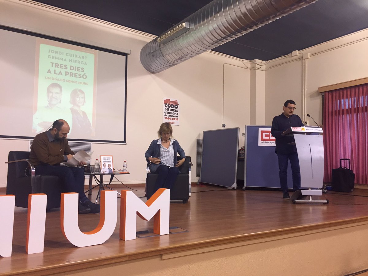 PachecoJpacheco's tweet photo. Acollim a @omnium a la seu de @ccoo_bll_apag a Cornella. 

Presentació llibre de @jcuixart i Gemma Nierga “tres dies a presó”

Et volem a casa Jordi #UsVolemACasa @ccoocatalunya https://t.co/A3aVn1rYH2