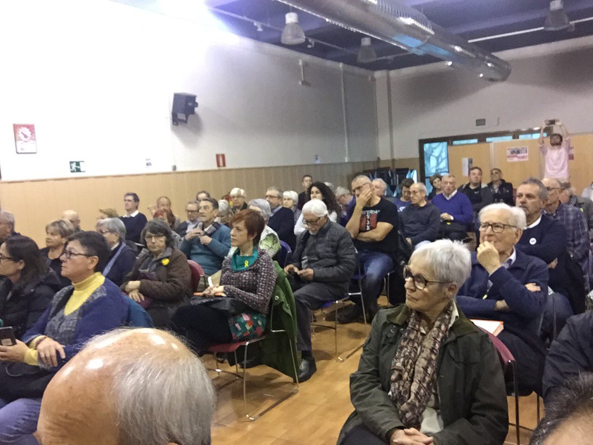 PachecoJpacheco's tweet photo. Acollim a @omnium a la seu de @ccoo_bll_apag a Cornella. 

Presentació llibre de @jcuixart i Gemma Nierga “tres dies a presó”

Et volem a casa Jordi #UsVolemACasa @ccoocatalunya https://t.co/A3aVn1rYH2