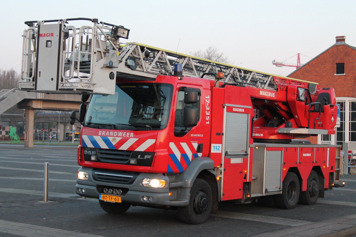Dit was natuurlijk een 1 april grap. Maar mochten we <a href="/Vr_RR/">Veiligheidsregio Rotterdam-Rijnmond</a> op een idee gebracht hebben zijn we zeker bereikbaar om hier over mee te denken 😜 #ReserveAutoladder #Combinatie #SkAutoladder #SkAL #VgZuid #Sk #Specialisme