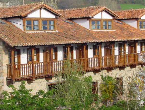 El conjunto Fuente de Somave son seis apartamentos rurales en #Cahecho, #Liébana, #PicosdeEuropa, con jardín compartido y unas insuperables vistas. Un sitio ideal para los amantes de la #montaña y el #senderismo. Reservas: 942 73 05 91 y más fotos: bit.ly/2WBwIcM
