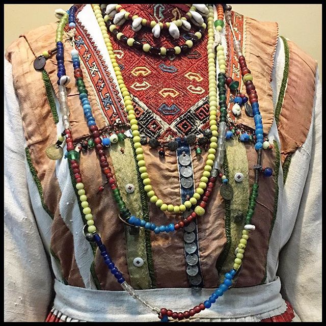 bijouxreview's tweet photo. Feeling festive and folkloric thanks to this vibrant Monday look from London-based @nathaliefarmanfarma  Her company is called #decorsbarbares for which she creates profoundly beautiful and perfectly produced textiles for the home and beyond. #decorsbarb… https://t.co/k7V6raKDQX https://t.co/8f5CcD4suZ