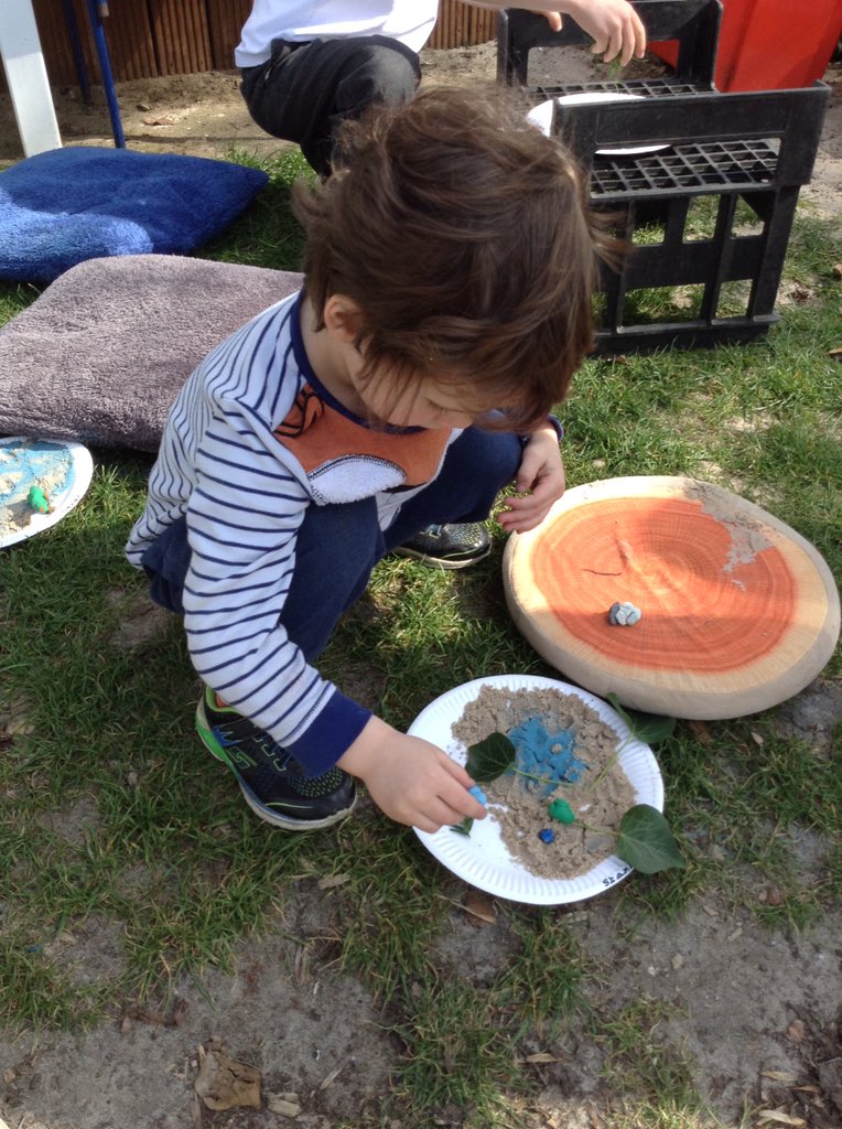 HorblingBrowns's tweet photo. We are really enjoying our learning about the Easter Story. This afternoon, we made our own Garden of Gethsemane. We thought about why Jesus chose to go there and about what would help us to feel peaceful and reflect. #learningaboutreligion #learningfromreligion https://t.co/xW0wIbyQ9v