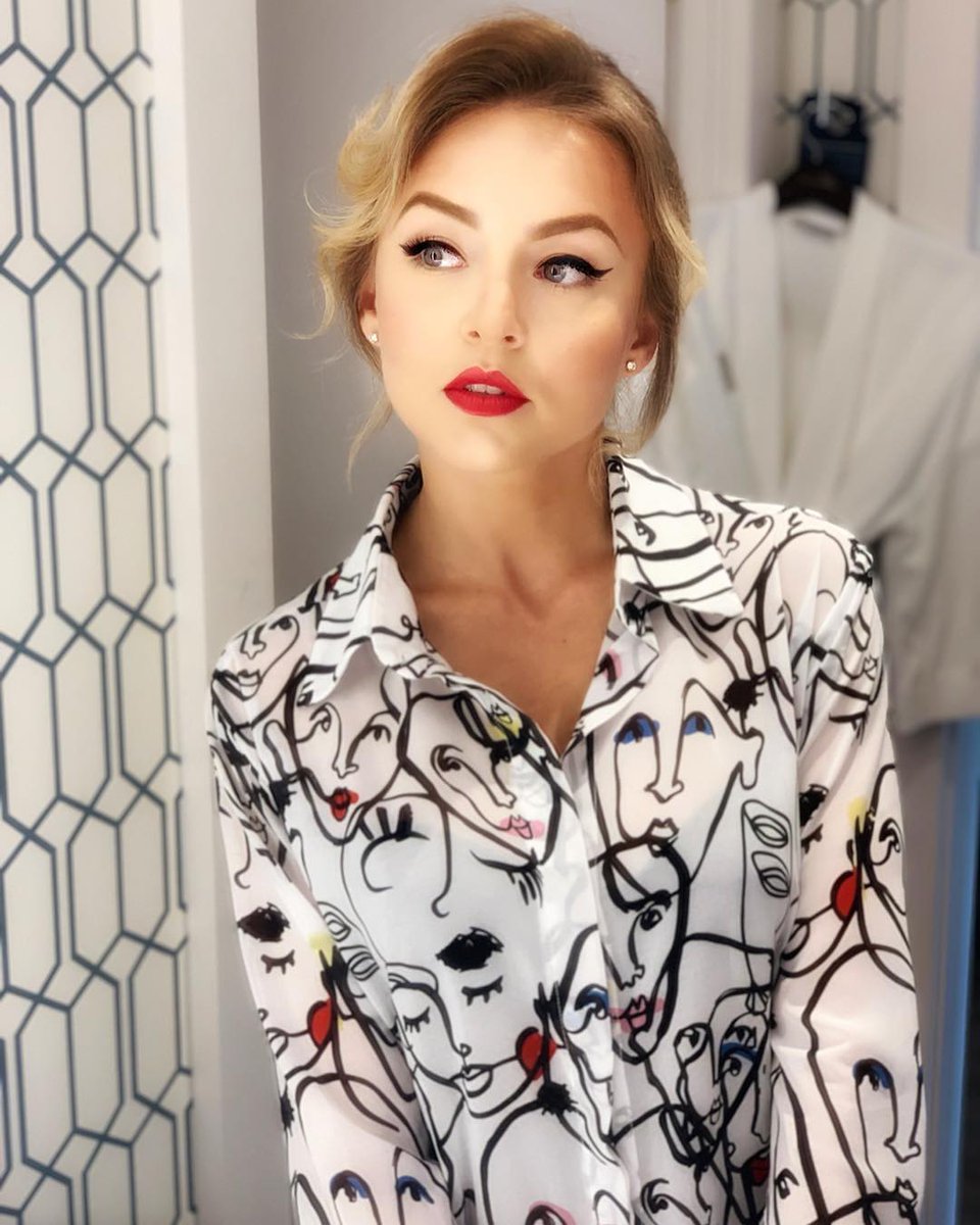 LasAngeliqueras's tweet photo. [FOTO] @Anboy88 🇲🇽🦋
📱Amo esta camisa la llamo “Las caras de Jonathan“ #jonathanmorales creador de #nonamestudiomx una marca 💯% mexicana, admiro mucho todo el trabajo qué hay detrás pero más la filosofía que tienen en el equipo  💜🎭
🔗 #nonamestudiomx https://t.co/ZzNa9RKxhL https://t.co/SOGAVRHYns