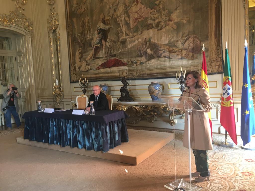 M_Presidencia's tweet photo. . @carmencalvo_ en presentación #VCentenario #MagallanesElcano en Lisboa: “No se trata de leer en términos de presente lo que es pasado sino de recordar que la primera circunnavegación fue una gesta llena de apertura al mundo, de esfuerzo colectivo y de valentía”. https://t.co/95vgzgR6kG
