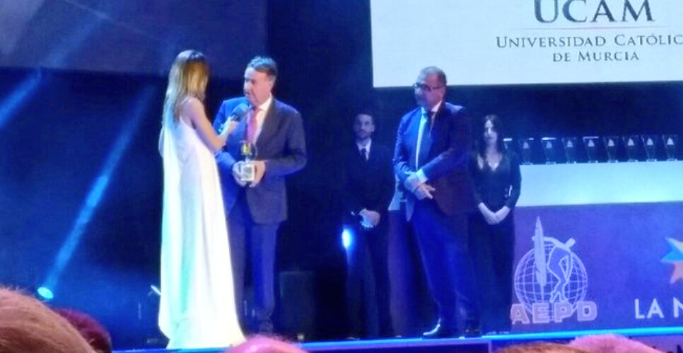 El abulense Ángel Martín Hernández y Clínicas Menorca, premio de la <a href="/periodistasAEPD/">Periodistas AEPD</a> por su apoyo al deporte solidario en la #GalaDeporte2019 #Avila
Enhorabuena