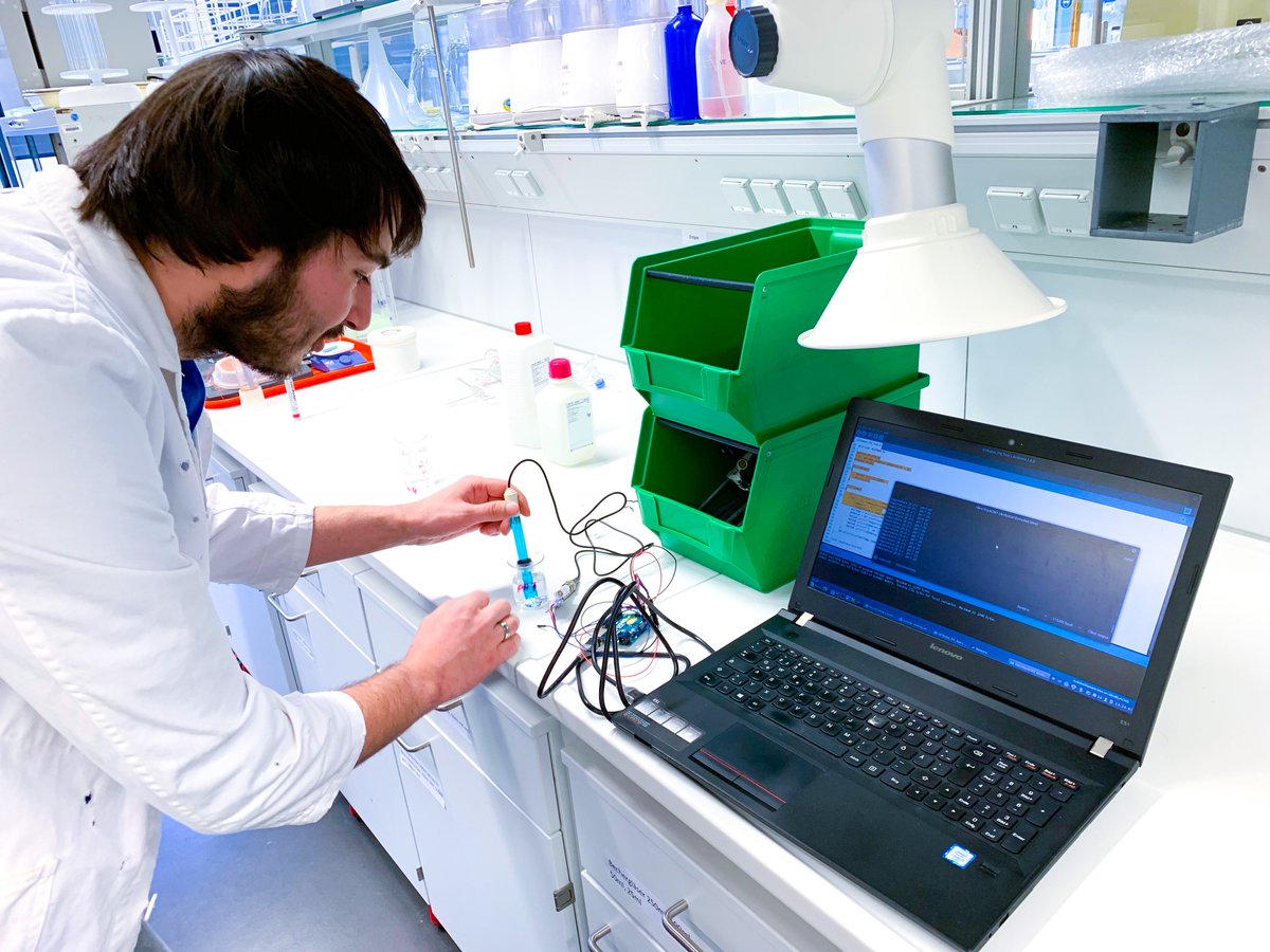 TLemgodigital's tweet photo. Heute mal im Chemielabor: Marcel kalibriert einen Sensor zum Messen des negativen dekadischen Logarithmus der Oxoniumionenkonzentration. 
(-log([H3O+]))

@THochschuleOWL #inIT #DIY #IoT #FB4 #FB5 #TYFB4 #PHWert @arduino @thethingsntwrk @LoRaWANAcademy @lorawantech @LemgoDigital https://t.co/ajUqlqoo3F