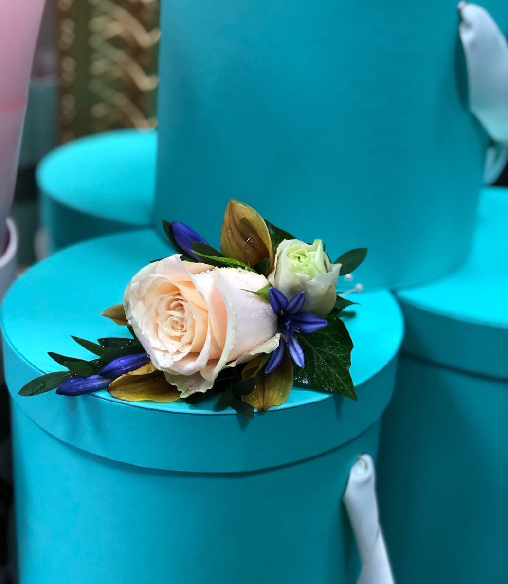 How beautiful are these wedding buttonhole and corsages’? We love the blue addition to both..👰🎩