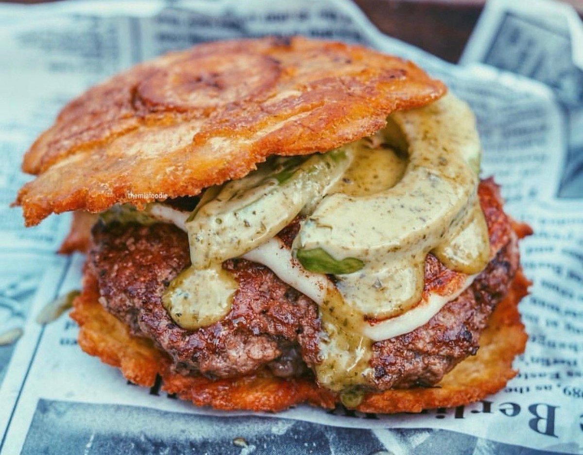 guidemunchies's tweet photo. One of my favorite side dishes are tostones 😩😩 , &amp; one of my favorite dishes is a hamburger. So, why not put both in one? Idk about the sauce but this looks like everything . 
#munchtime #tostones #hispanicfood #burgermeat 
Pic by : @ juanchisburger https://t.co/zTt6a2aP4B