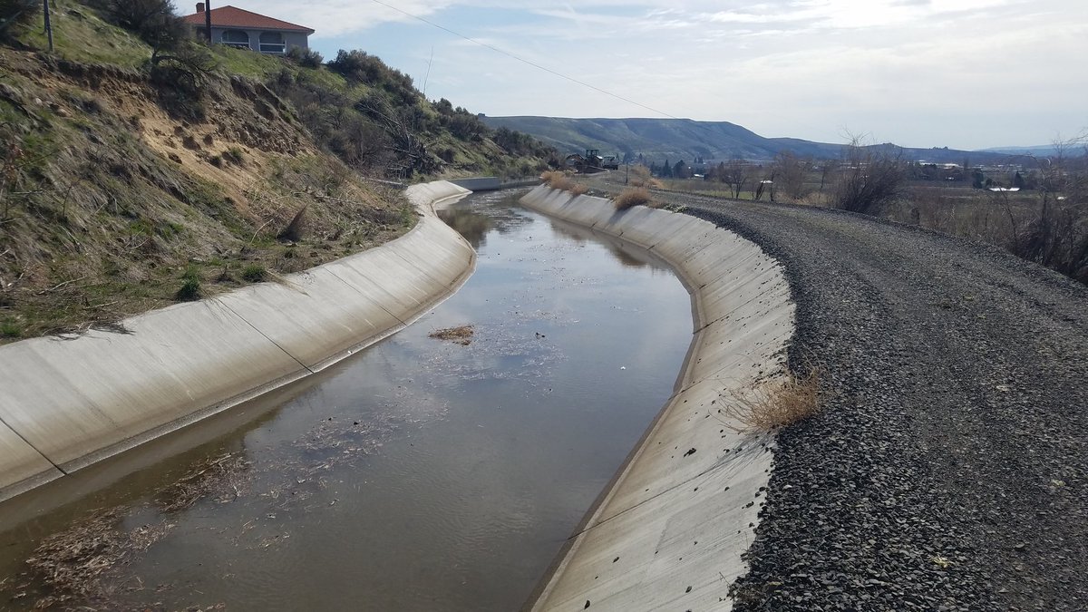 NachesSelah's tweet photo. Selah Valley Canal flows water for the 128th spring since canal was completed in 1892. #Water #irrigation https://t.co/Wr5qAcK3mj
