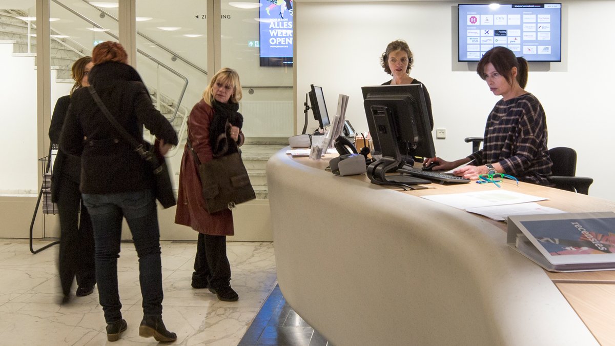 In verband met ziektevervanging zoeken wij per direct een baliemedewerker. Je geeft in deze functie o.a. informatie en advies aan het publiek en reserveert en verkoopt toegangskaarten. Meer informatie? Ga naar ➡️ bit.ly/vacaturesinssbu #vacature