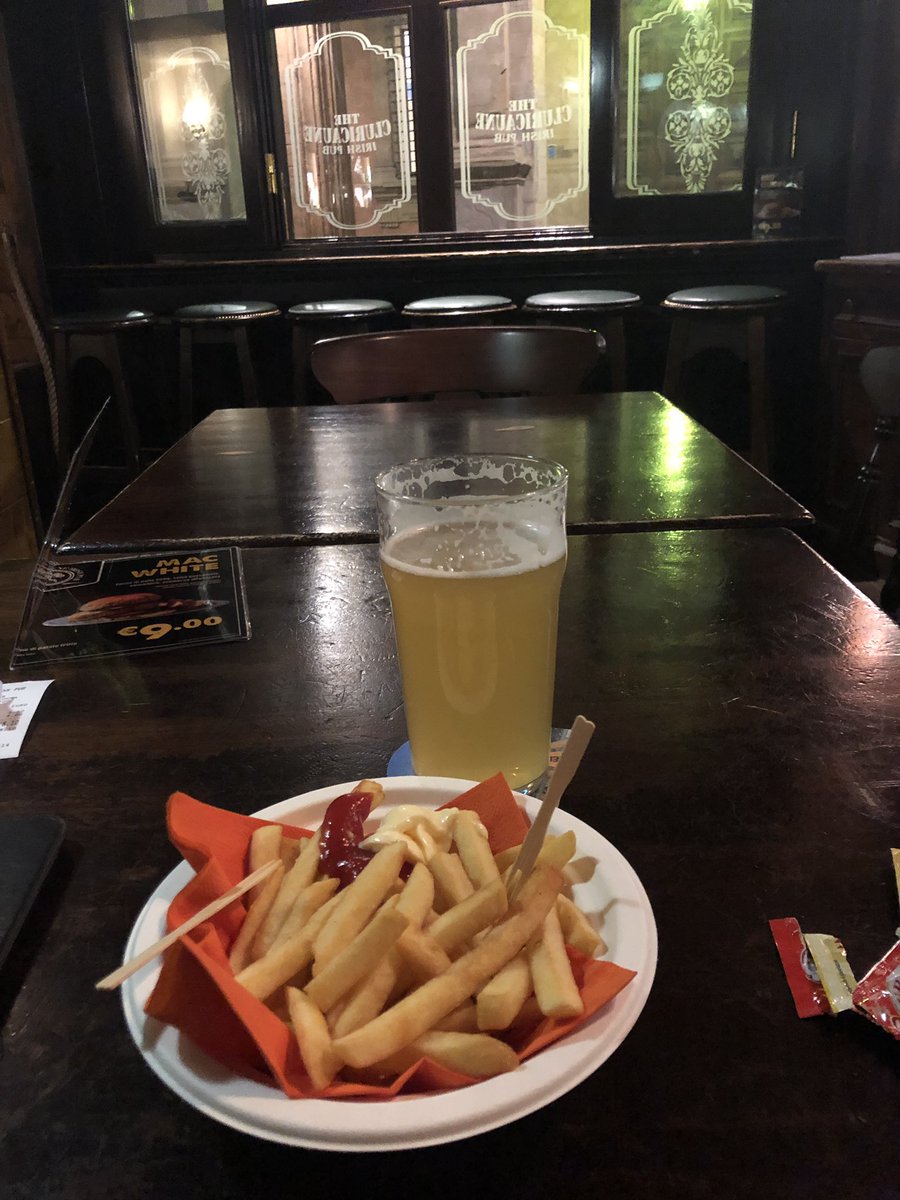 danisetta's tweet photo. Una pinta di Blanche e patatine fritte. Il libro è ancora nella borsa. 
Una #splendidaserata https://t.co/hkAHUgnGx5