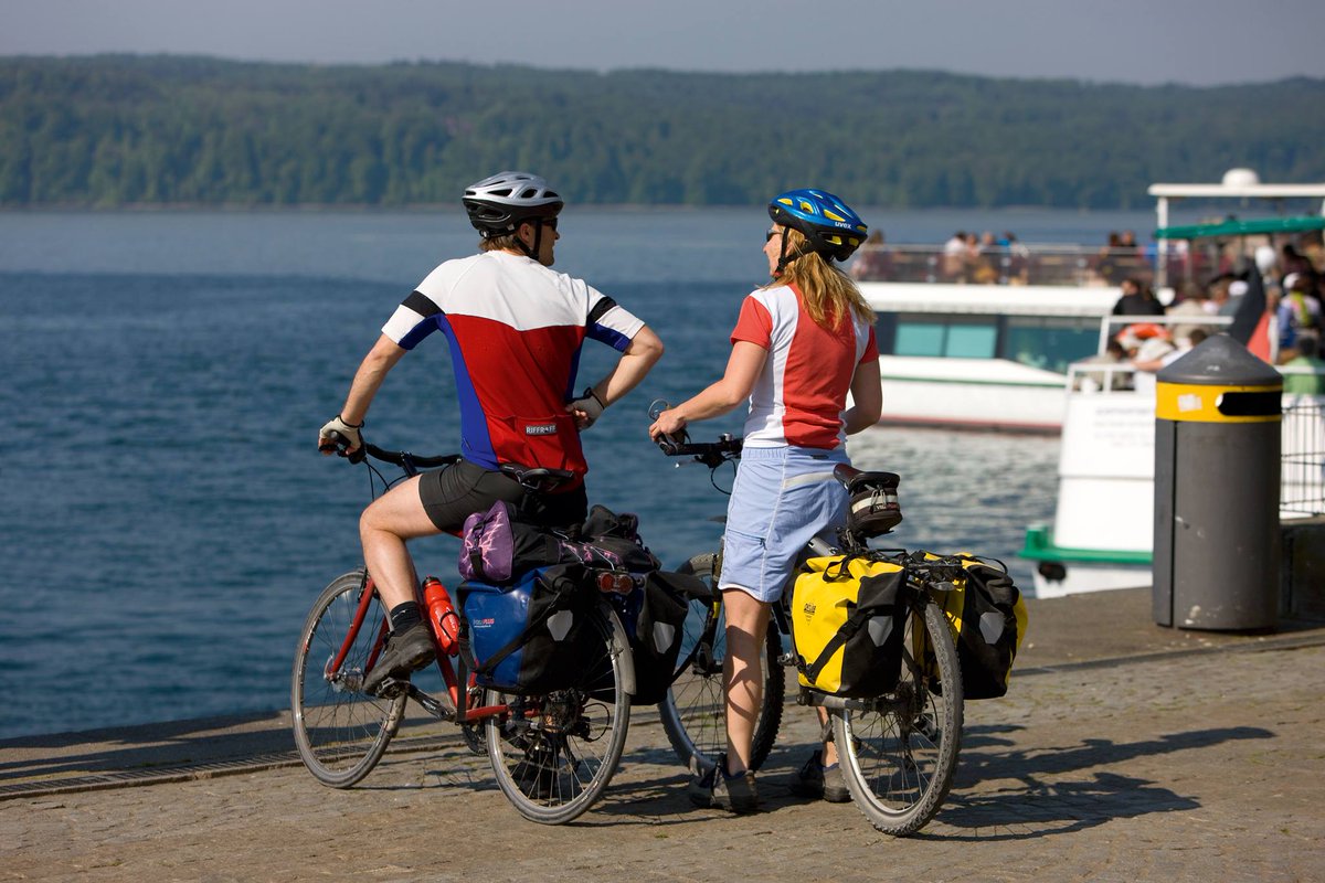 ilovebodensee's tweet photo. Du willst den #Bodensee mit dem #Fahrrad erkunden? 🚲🌊
Wir zeigen dir die schönsten #Radwege rund um den #See und geben dir #Tipps, mit welchen #Ausflugszielen du deine #Tour optimal verbinden kannst. 
Jetzt entdecken: ➡https://t.co/RyxP6yridm
Foto: Achim Mende https://t.co/uto4cD1zsH
