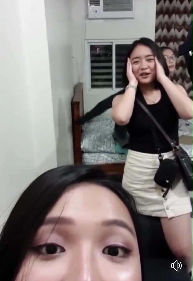 teamASHEMJAYJEM's tweet photo. Yung hindi sila mahiwalay sa isa't isa! As you can see in the first photo may sling bag na bitbit si Kim and that bag belongs to Thea ano to magjowa levels na hahahaha love you both!!! 💖💖💖

#thekim #theakim #kimthea #kimtheaofficial #thearizaldo #kimfranco https://t.co/fAVCDXZ2uE