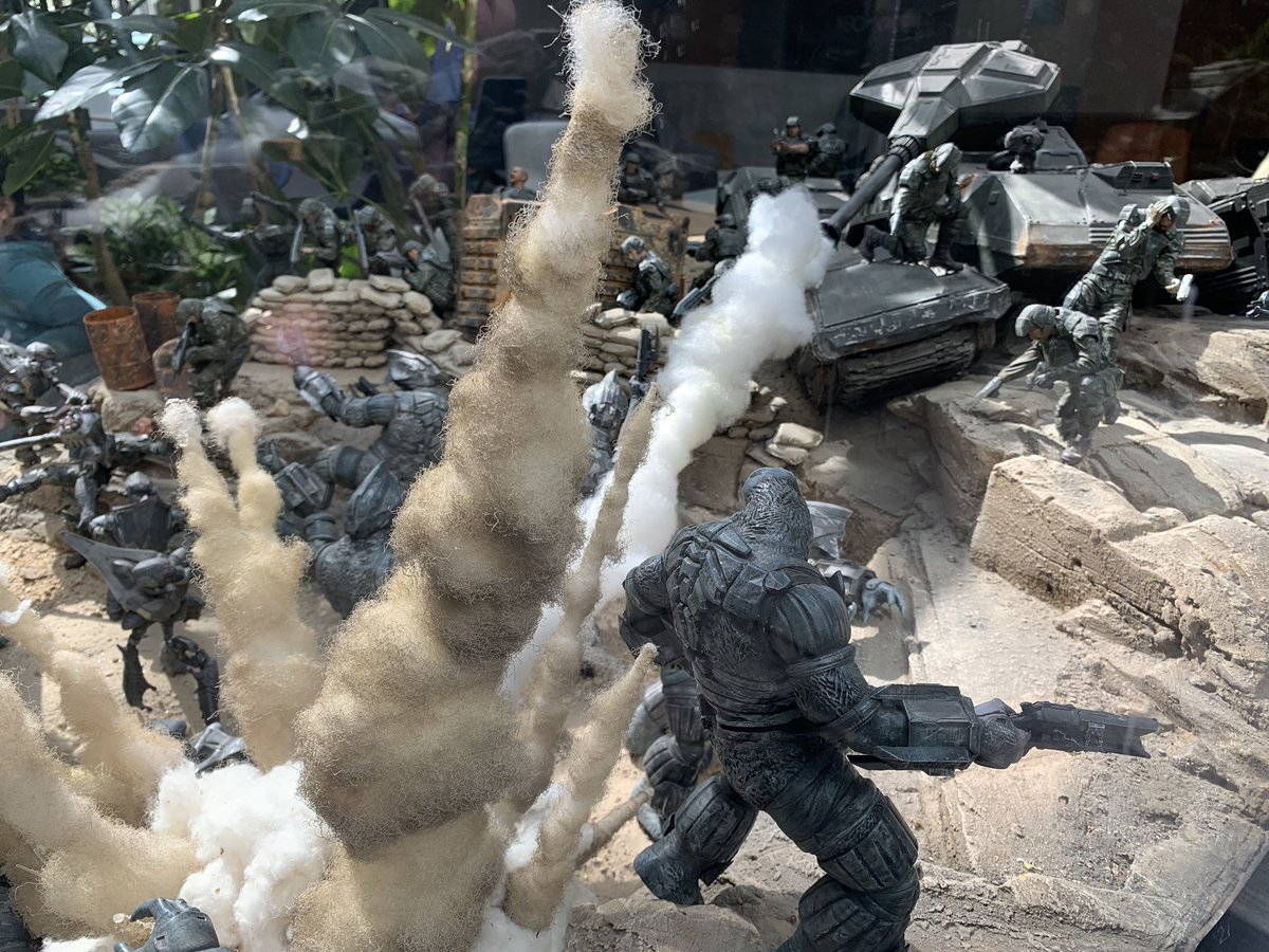 robeytech's tweet photo. One of the coolest things about hosting #PowerBuilds every week is seeing this @Halo diorama in the lobby of Studio D 😁 https://t.co/u2lnegdjfu