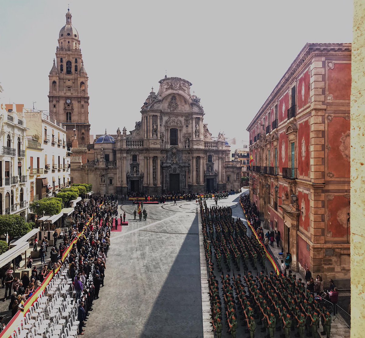 FUTER_ET's tweet photo. 30 de marzo, en la plaza Cardenal Belluga de Murcia, parada militar del Reg #Zaragoza_5 #Paracaidistas #BRIPAC @EjercitoTierra con motivo de la entrega de la Enseña Nacional al Regimiento.Presidió #GEFUTER y amadrinó Virginia Martínez Fernández , Directora de la @OSRMurcia https://t.co/hFDhHY6Hci