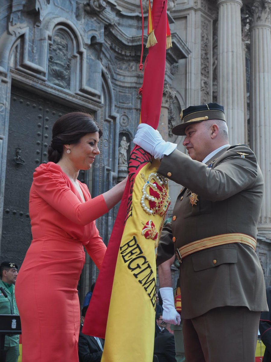FUTER_ET's tweet photo. 30 de marzo, en la plaza Cardenal Belluga de Murcia, parada militar del Reg #Zaragoza_5 #Paracaidistas #BRIPAC @EjercitoTierra con motivo de la entrega de la Enseña Nacional al Regimiento.Presidió #GEFUTER y amadrinó Virginia Martínez Fernández , Directora de la @OSRMurcia https://t.co/hFDhHY6Hci