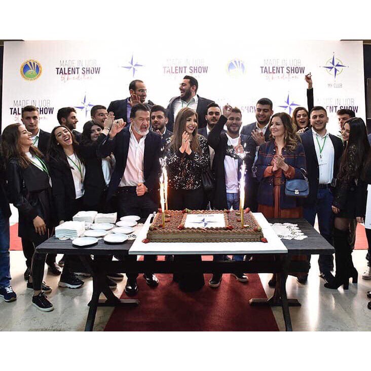 frangiehlea1's tweet photo. نظم My Club في جامعة البلمند نشاطاً بعنوان Made in UOB، وجرت المباراة بوجود لجنة الحكم المؤلفة من الفنانين جورج الراسي وسارة ابي كنعان والاعلاميين طوني بارود وريما نجيم. وشارك في المسابقة ١٤ طالباً توزعت  مواهبهم بين الرقص، الغناء... ونال الفائزون مبالغ مالية توزعت بحسب مراتبهم. https://t.co/Q8laO5sspD