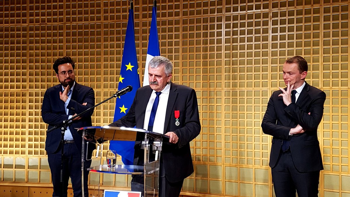 kevmoity's tweet photo. "Nous pouvons désormais compter par milliers les paysans qui communiquent sur les réseaux sociaux donnant une vision pragmatique sur leur métier" @Herve_Pillaud #LegionDhonneur #FrAgTw https://t.co/sskQaCaXec