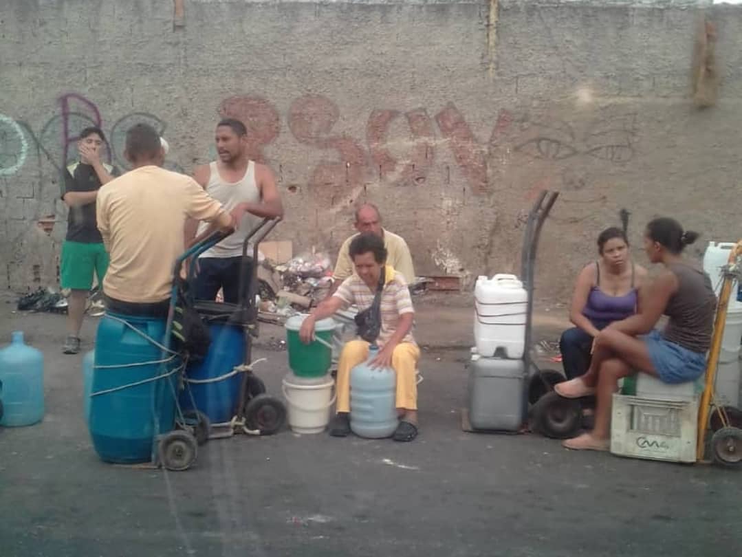 _PoliticaSocial's tweet photo. La ausencia del servicio de agua y luz forman parte de la violación de los derechos humanos a la población venezolana, exponiéndonos a riesgo sanitario especialmente en hogares y centros de salud https://t.co/uonyTFkZl9